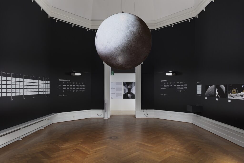 Vue de salle de l’exposition À la poursuite du temps. ©MAHN — Photo : Maciej Czepiel