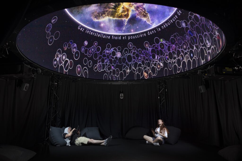 Vue de salle de l’exposition À la poursuite du temps. ©MAHN — Photo : Maciej Czepiel