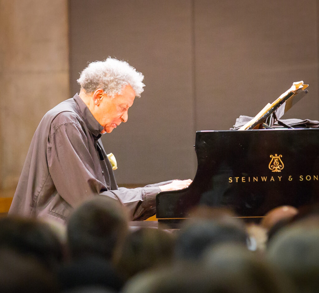 Abdullah Ibrahim, 2016 - Foto: Tore Sætre, https://commons.wikimedia.org/wiki/User:Toresetre / https://setre.net/ - Lizenz: https://creativecommons.org/licenses/by-sa/4.0/ - Datei: https://commons.wikimedia.org/wiki/File:Abdullah_Ibrahim_Oslo_Jazzfestival_(184325).jpg