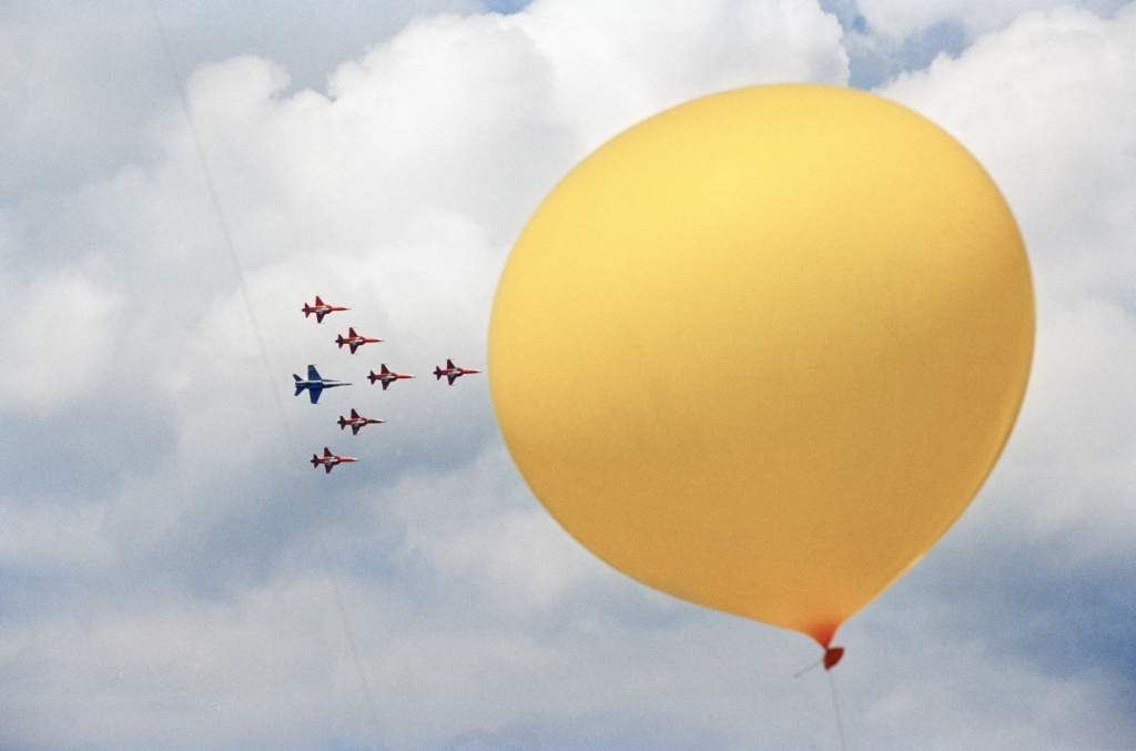 Andri Pol, Flugdemonstration Patrouille Suisse Flugstaffel, Armeetage Frauenfeld, Schweiz, 1998, © Andri Pol / Fotostiftung Schweiz