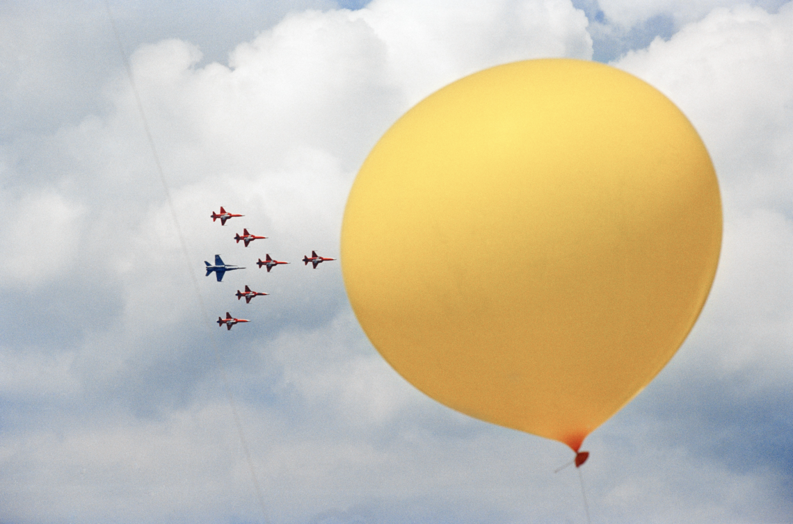 Andri Pol, Flugdemonstration Patrouille Suisse Flugstaffel, Armeetage Frauenfeld, Schweiz, 1998, © Andri Pol / Fotostiftung Schweiz