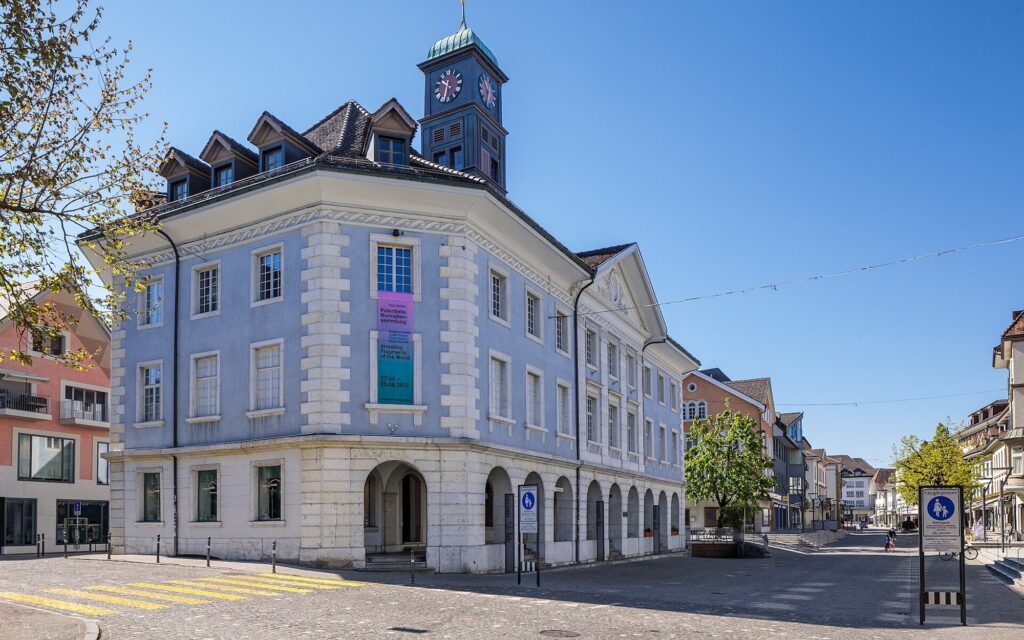 "Choufihüs", ehemaliges Kaufhaus, jetzt Kunsthaus. Marktgasse/Ecke Bahnhofstrasse in Langenthal/BE - Foto: JoachimKohler-HB, https://commons.wikimedia.org/wiki/User:JoachimKohler-HB - Lizenz: https://creativecommons.org/licenses/by-sa/4.0/deed.en - Datei: https://commons.wikimedia.org/wiki/File:Choufh%C3%BCsi_Marktgasse_in_Langenthal.jpg