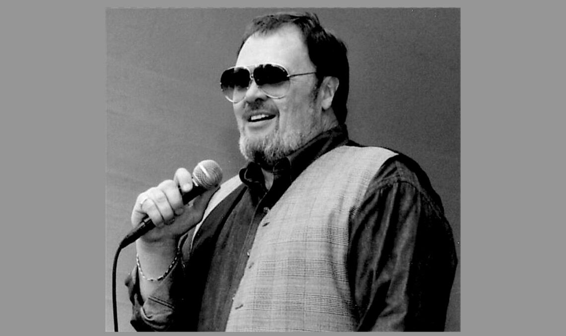 David Clayton-Thomas, 2006 - Foto: Carl Lender, https://www.flickr.com/photos/clender/257181633/in/set-72157594307112391/ - Lizenz: https://creativecommons.org/licenses/by-sa/3.0/deed.en - Datei: https://commons.wikimedia.org/wiki/File:DavidClayton-ThomasPerforming.jpg