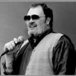 David Clayton-Thomas, 2006 - Foto: Carl Lender, https://www.flickr.com/photos/clender/257181633/in/set-72157594307112391/ - Lizenz: https://creativecommons.org/licenses/by-sa/3.0/deed.en - Datei: https://commons.wikimedia.org/wiki/File:DavidClayton-ThomasPerforming.jpg