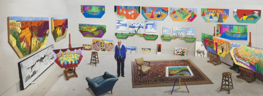 David Hockney, In the Studio, December 2017. Fotografische Zeichnung gedruckt auf 7 Papierbögen, montiert auf Dibond, 278 x 760 cm, Tate: Schenkung des Künstlers 2018, © David Hockney, assistiert von Jonathan Wilkinson