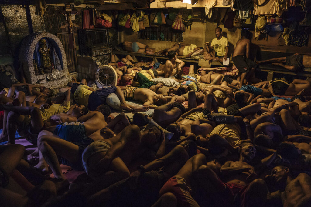 De l'exposition Inferno & Paradiso © Hannah Reyes Morales Detainees are seen sleeping by a small grotto of Mary in the Manila City Jail in Manila, Philippines on October 31, 2018. In the Philippines, men with pending cases spend months, sometimes years, in overcrowded cells waiting to be charged, sentenced, or tried.