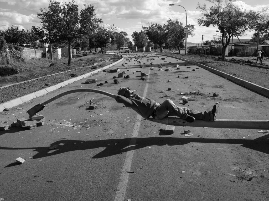 De l'exposition Inferno & Paradiso © Lindokuhle Sobekwa South Africa. Johannesburg, Thokoza, After a protest related to continuous power cuts during lockdown level 5 in Thokoza, 2020