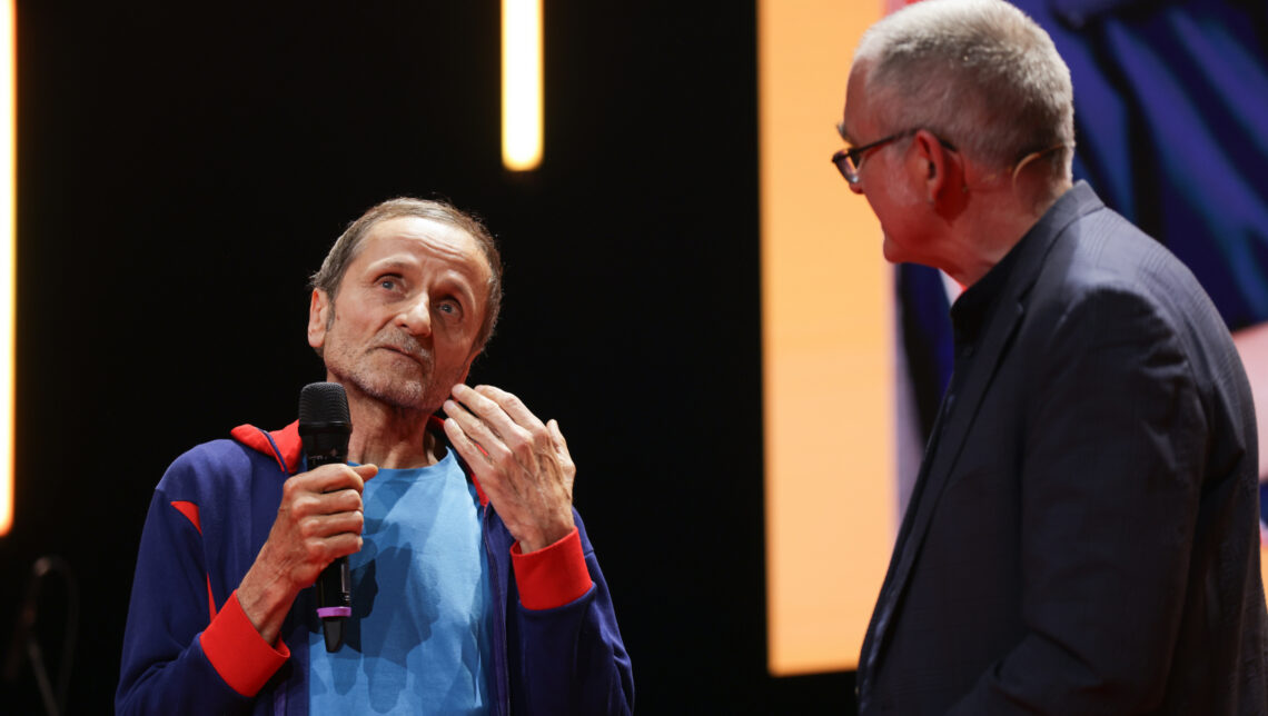 «Bester deutschsprachiger Comic-Künstler» Franz Suess (links) mit dem Schweizer Moderator Christian Gasser (rechts) - Copyright: Internationaler Comic-Salon Erlangen – Foto: Erich Malter, 2026