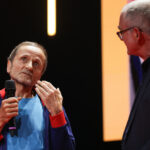 «Bester deutschsprachiger Comic-Künstler» Franz Suess (links) mit dem Schweizer Moderator Christian Gasser (rechts) - Copyright: Internationaler Comic-Salon Erlangen – Foto: Erich Malter, 2026