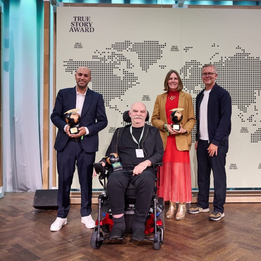 Gewinnerin und Gewinner des True Story Awards 2026 (v.l.): Saleh al-Laboudi, Martín Caparrós, Emma Graham Harrison und Hoda Osman - Foto: © https://truestoryfestival.org/de/news/gewinner-true-story-award-2026