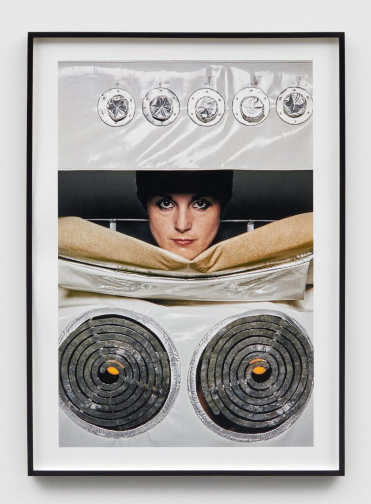 In the Kitchen (Stove) Künstler:in & Beteiligte: Helen Chadwick Entstehungszeit: 1977 Material/Technik: Farbiger Archiv-Pigmentdruck Masse: 59 × 39 cm Copyright: © Estate of Helen Chadwick Creditline: Courtesy the Estate of Helen Chadwick and Richard Saltoun Gallery, London, Rome and New York