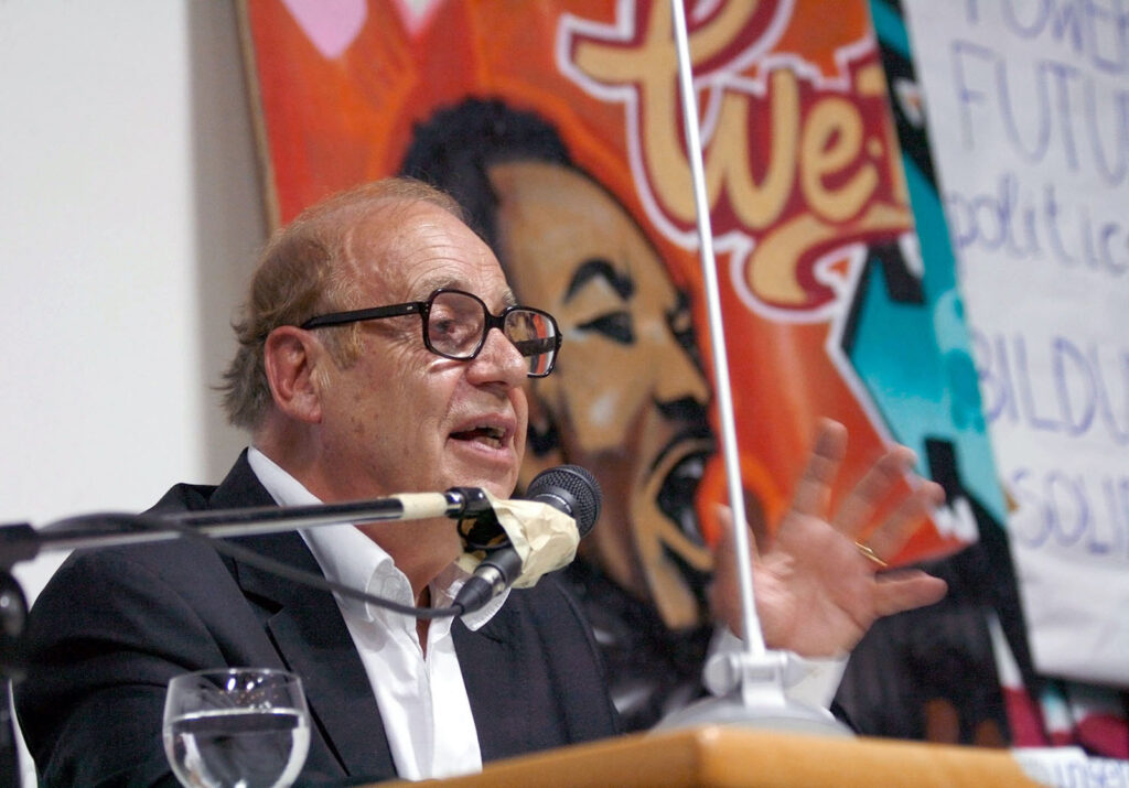 Jean Ziegler, 2009 - Foto: Manfred Werner, Tsui, https://commons.wikimedia.org/wiki/User:Tsui - Lizenz: https://creativecommons.org/licenses/by-sa/3.0/deed.en - Datei: https://commons.wikimedia.org/wiki/File:Jean_Ziegler,_Audimax_Universit%C3%A4t_Wien,_24.11.2009.jpg