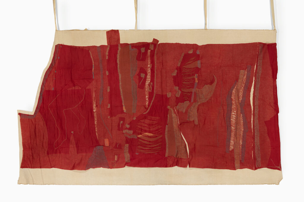 Mariuccia Secol, Wartezimmer / Roter Byssus (Sala d'attesa / bisso rosso), 1988, gerissene und gesteppte Tapisserie auf Cordura und Baumwolle, 170 x 245 cm. © Mariuccia Secol. Mit freundlicher Genehmigung der Familie der Künstlerin. Foto: Magdalena Typiak