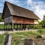 Rekonstruiertes Pfahlbauhaus im Laténium am Neuenburgersee. © Quentin Bacchus, https://ourheritage.ch/article/welterbetage