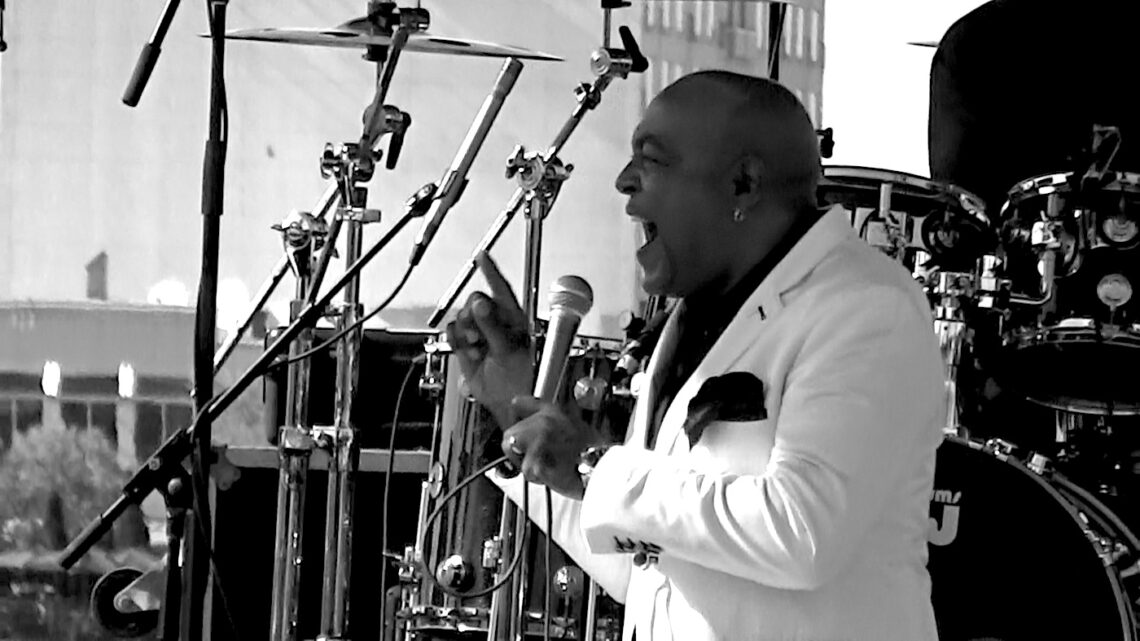Peabo Bryson, 2016 - Foto: Kdrayf02 - Lizenz: https://creativecommons.org/licenses/by-sa/4.0/deed.en - Datei: https://commons.wikimedia.org/wiki/File:Peabo_Bryson_performing_in_Louisville,_KY_2016.png