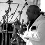 Peabo Bryson, 2016 - Foto: Kdrayf02 - Lizenz: https://creativecommons.org/licenses/by-sa/4.0/deed.en - Datei: https://commons.wikimedia.org/wiki/File:Peabo_Bryson_performing_in_Louisville,_KY_2016.png
