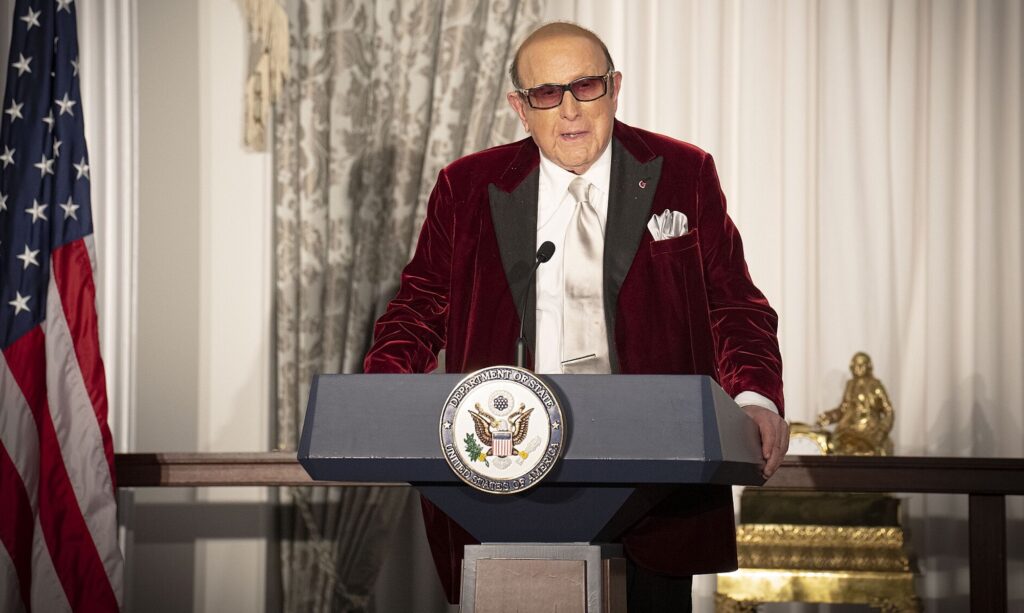 Clive Davis, 2023 - Foto: U.S. Department of State, https://www.flickr.com/photos/9364837@N06/53375354489/ - Public domain - Datei: https://commons.wikimedia.org/wiki/File:Clive_Davis_speaks_during_the_Kennedy_Center_Honors_Dinner_at_the_State_Department_in_Washington,_D.C._on_December_2,_2023_-_(cropped).jpg