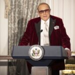 Clive Davis, 2023 - Foto: U.S. Department of State, https://www.flickr.com/photos/9364837@N06/53375354489/ - Public domain - Datei: https://commons.wikimedia.org/wiki/File:Clive_Davis_speaks_during_the_Kennedy_Center_Honors_Dinner_at_the_State_Department_in_Washington,_D.C._on_December_2,_2023_-_(cropped).jpg