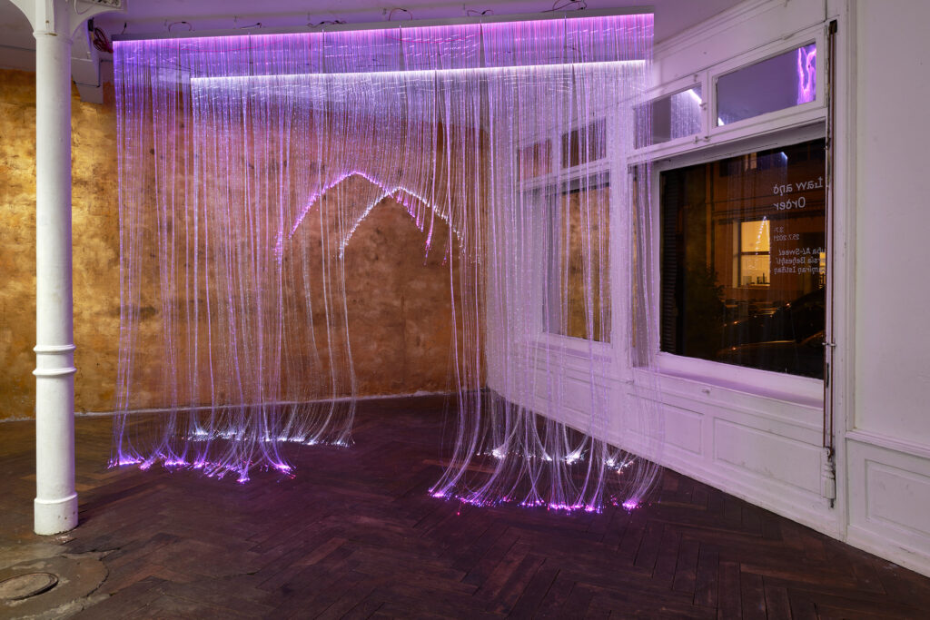 Shamiran Istifan, Law + Order (Double Gate), 2021 LED-Lampen, Kunststofffasern, 300 x 400 cm Installationsansicht Law & Order 3.7. – 25.7.2021, Kulturfolger, Zürich Mit Genehmigung der Künstlerin © Shamiran Istifan