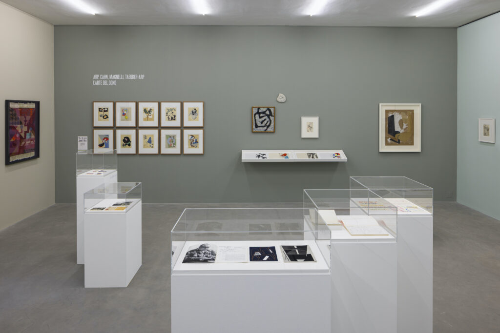 Veduta della mostra Arp, Cahn, Magnelli, Taeuber-Arp. L’arte del dono, 2026, Fondazione Marguerite Arp, Locarno Fondazione Marguerite Arp, Locarno. Foto: Roberto Pellegrini, Bellinzona.