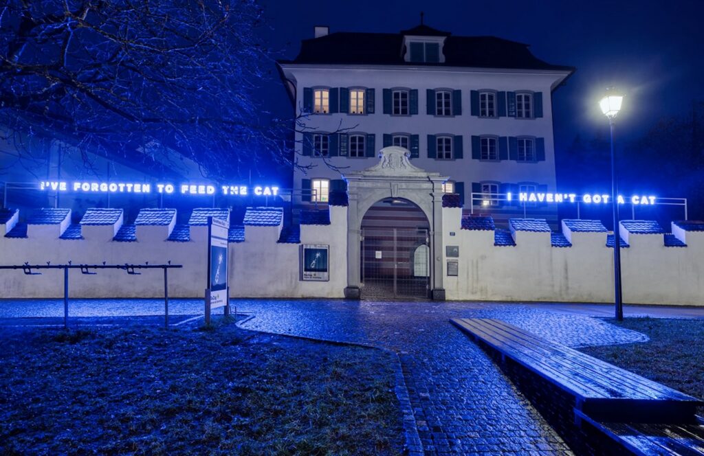 Kunsthaus Zug bei Nacht - Foto: © Kunsthaus Zug, https://kunsthauszug.ch/de/about/kunsthaus-zug-2