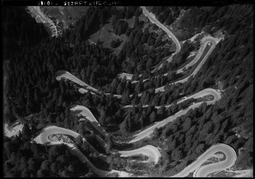 Malojastrasse, 1947, Werner Friedli © ETH-Bibliothek Zürich, Bildarchiv/Stiftung Luftbild Schweiz / LBS_H1-010185