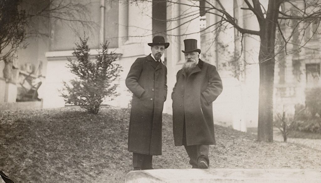 Rainer Maria Rilke et Auguste Rodin devant le péristyle du Pavillon de l’Alma à Meudon en 1906