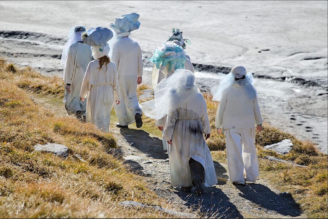 Collectif LACS, PROCESSION, col de la Gemmi, octobre 2025, performance pour voix et corps en mouvement © Yoshiko Kusano