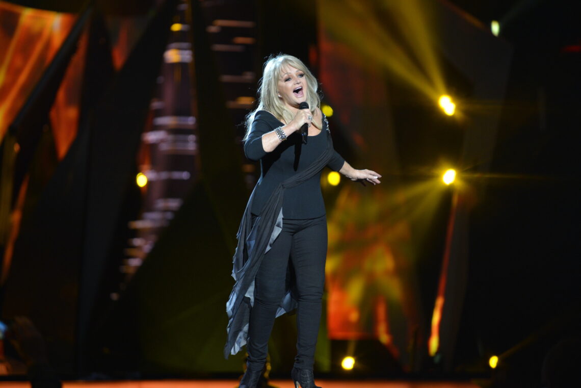 Bonnie Tyler 2013 am Eurovision Song Contest - Foto: Albin Olsson, https://commons.wikimedia.org/wiki/User:Abbedabb - Lizenz: https://creativecommons.org/licenses/by-sa/3.0/deed.en - Datei: https://commons.wikimedia.org/wiki/File:ESC_-_United_Kingdom_05.JPG