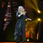 Bonnie Tyler 2013 am Eurovision Song Contest - Foto: Albin Olsson, https://commons.wikimedia.org/wiki/User:Abbedabb - Lizenz: https://creativecommons.org/licenses/by-sa/3.0/deed.en - Datei: https://commons.wikimedia.org/wiki/File:ESC_-_United_Kingdom_05.JPG