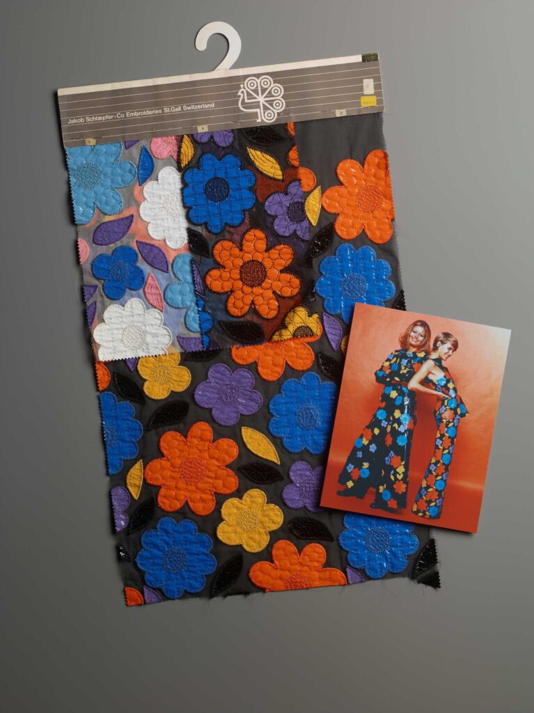Flower Power: Models in Anzügen von Ungaro. Modefotografie von Peter Knapp, 1969, Stoff von Jakob Schlaepfer. Foto: Michael Rast