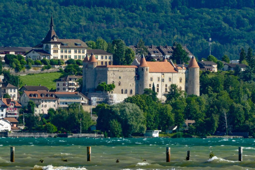 Château de Grandson, 2018 - Foto: Leemburg-CH - Lizenz: https://creativecommons.org/licenses/by-sa/4.0/deed.en - Datei: https://commons.wikimedia.org/wiki/File:Grandson,_ch%C3%A2teau_de_Grandson_01.jpg