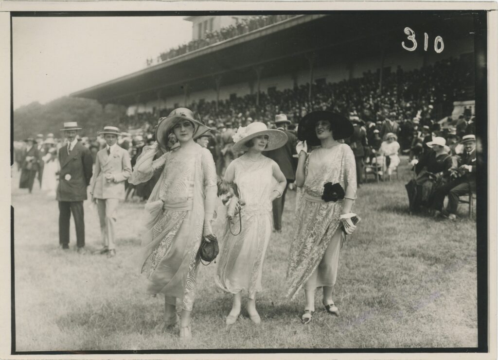 “La Mode aux Courses”: Modefotografie von 1922, aufgenommen anlässlich eines Pferderennens auf dem Hippodrome de Longchamp, Paris.