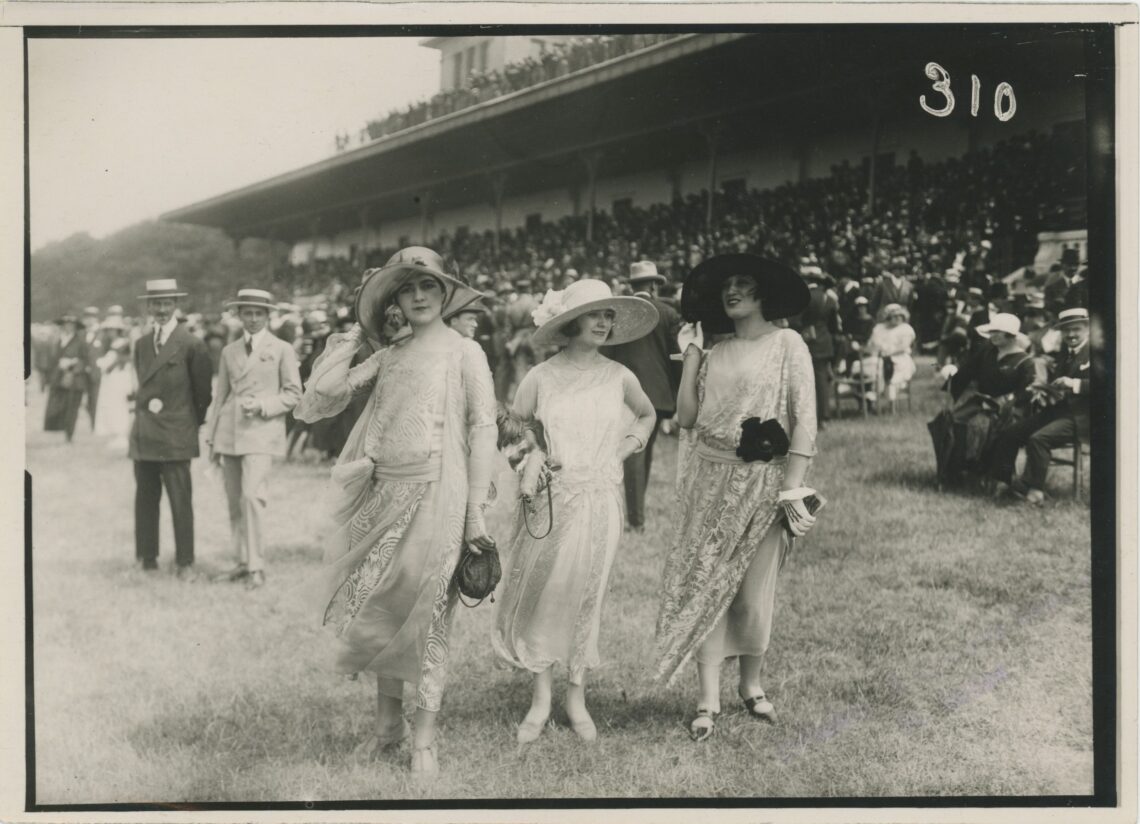 “La Mode aux Courses”: Modefotografie von 1922, aufgenommen anlässlich eines Pferderennens auf dem Hippodrome de Longchamp, Paris.