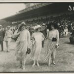 “La Mode aux Courses”: Modefotografie von 1922, aufgenommen anlässlich eines Pferderennens auf dem Hippodrome de Longchamp, Paris.