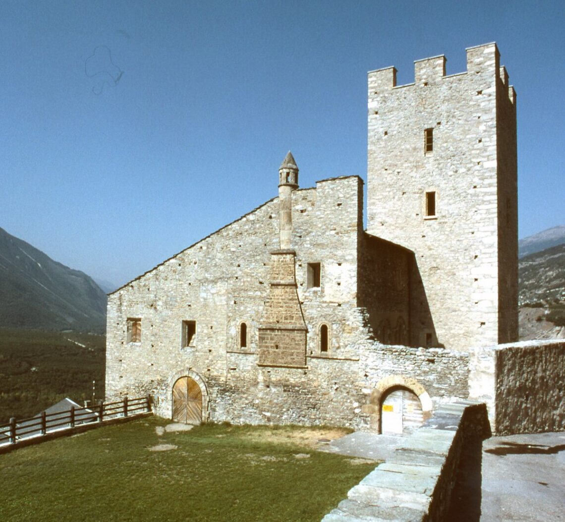 Schloss Leuk - Foto: Fondo André Corboz, https://iconoteca.arc.usi.ch/it/collezione/212 - Lizenz: https://creativecommons.org/licenses/by-sa/4.0/deed.de - Datei: https://commons.wikimedia.org/wiki/File:Loeche._Veduta_del_Castello_vescovile.jpg?uselang=de
