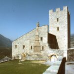 Schloss Leuk - Foto: Fondo André Corboz, https://iconoteca.arc.usi.ch/it/collezione/212 - Lizenz: https://creativecommons.org/licenses/by-sa/4.0/deed.de - Datei: https://commons.wikimedia.org/wiki/File:Loeche._Veduta_del_Castello_vescovile.jpg?uselang=de