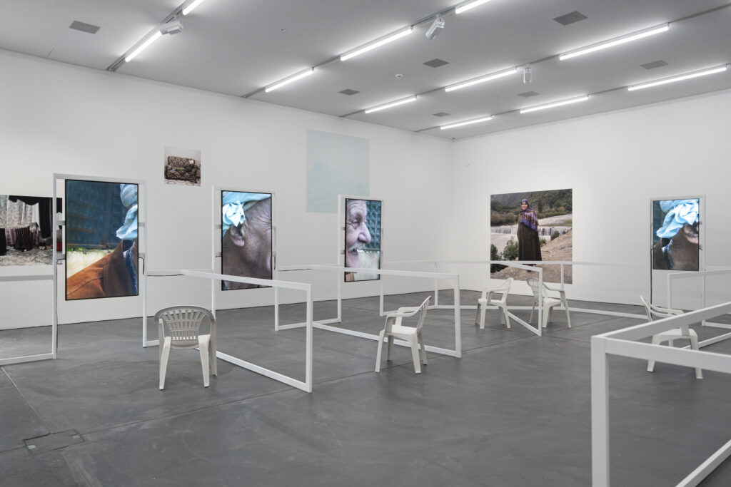 Le murmure des fantômes, 2018–2025, Blida, 2007–2008, Ausstellungsansicht Moha- med Bourouissa, Pour Noubia, Migros Museum für Gegenwartskunst, 2026. © Mohamed Bourouissa, ADAGP, 2026. Courtesy of the artist. Foto: Studio Stucky.