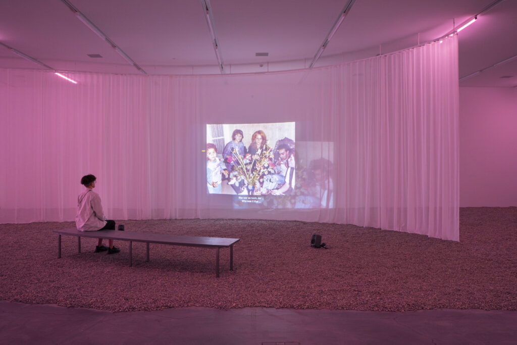 Noubia, 2025, Ausstellungsansicht Mohamed Bourouissa, Pour Noubia, Migros Mu- seum für Gegenwartskunst, 2026. © Mohamed Bourouissa, ADAGP, 2026. Produziert von Les Volcans, mit Unterstützung von Marta Herford und Palais de Tokyo, Samm- lung Marta. Foto: Studio Stucky.