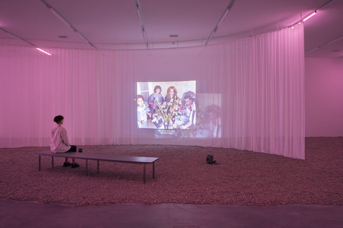 Noubia, 2025, Ausstellungsansicht Mohamed Bourouissa, Pour Noubia, Migros Mu- seum für Gegenwartskunst, 2026. © Mohamed Bourouissa, ADAGP, 2026. Produziert von Les Volcans, mit Unterstützung von Marta Herford und Palais de Tokyo, Samm- lung Marta. Foto: Studio Stucky.