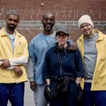 «Frank & Louis» wurde in einem stillgelegten Gefängnis in Shrewsbury in England gedreht und der letzte Teil in der Schweiz abgeschlossen. Petra Volpe und die Hauptdarsteller, v.l. Kingsley Ben-Adir, Rob Morgan und René Pérez Joglar aka Residente. (2025) SRF/Ali Painter