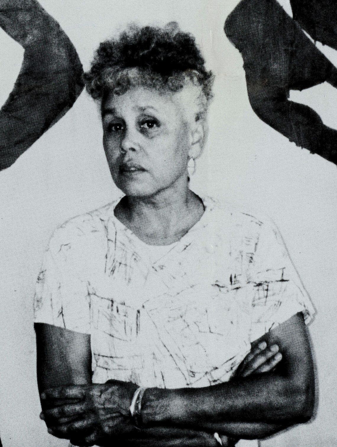 Betye Saar, 1989 - Foto: Lezley Saar - Lizenz: Public domain - Datei: https://commons.wikimedia.org/wiki/File:Portrait_of_Betye_Saar._Site_Installations,_1989._A_Cultural_Presentation_of_the_United_States_of_America._-_DPLA_-_222f_r.jpg
