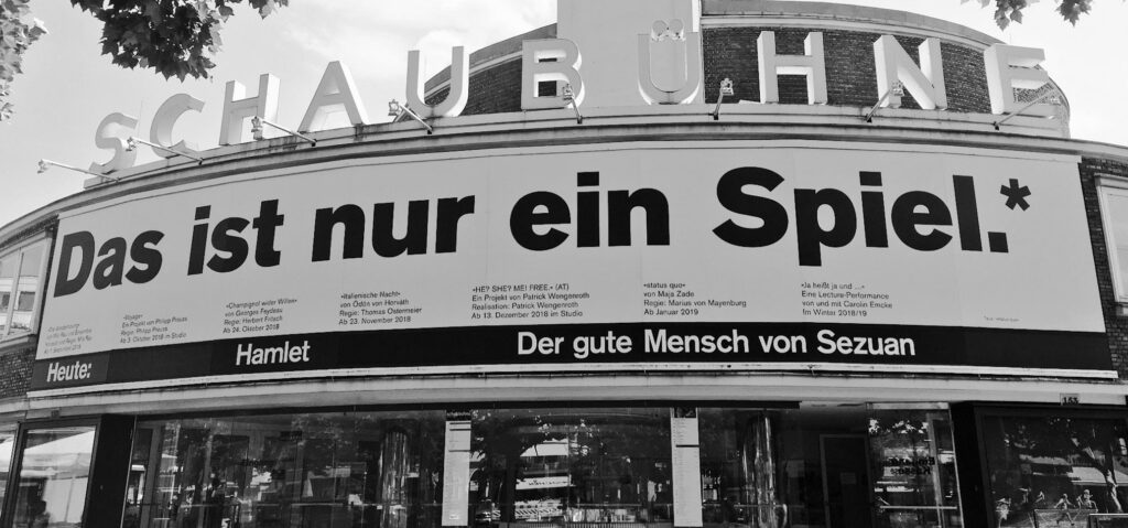 Schaubühne Berlin, 2018 – Foto: Franziska Lantermann (Ausschnitt) – Lizenz: https://creativecommons.org/licenses/by-sa/4.0/deed.en – Datei: https://commons.wikimedia.org/wiki/File:Schaub%C3%BChne_2018.jpg