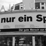 Schaubühne Berlin, 2018 – Foto: Franziska Lantermann (Ausschnitt) – Lizenz: https://creativecommons.org/licenses/by-sa/4.0/deed.en – Datei: https://commons.wikimedia.org/wiki/File:Schaub%C3%BChne_2018.jpg