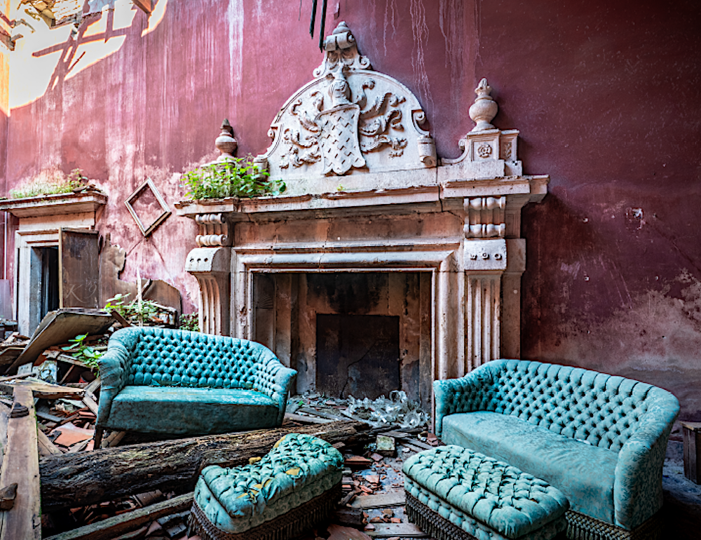 © K9urbex, La maison aux canapés bleus, mars 2025

