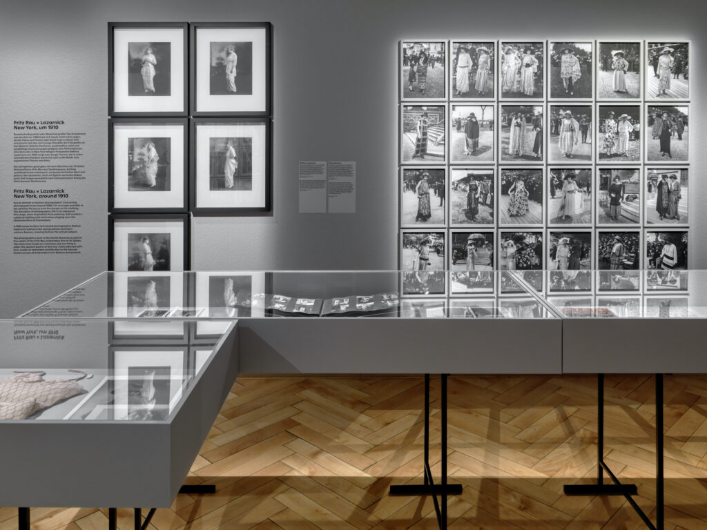 Modefotos von Nathan Larzarnick und Paul Géniaux aus den 1910er- und 1920er-Jahren.  „Mise en Scene. Modefotografie von der Belle Époque bis heute“. Eine Ausstellung im Textilmuseum St.Gallen, 3.7.26-28.2.27. Foto: Jürg Zürcher, 2026