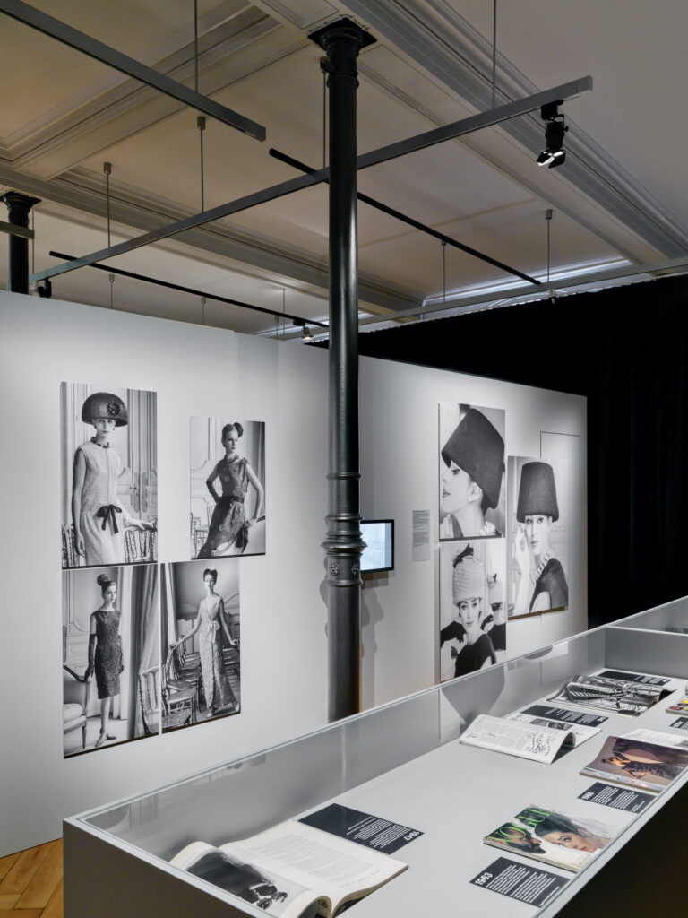Tom Kublin: Fotografien für Forster Willi, 1959/60, Courtesy: Maria Helena Kublin. „Mise en Scene. Modefotografie von der Belle Époque bis heute“. Eine Ausstellung im Textilmuseum St.Gallen, 3.7.26-28.2.27. Foto: Jürg Zürcher, 2026