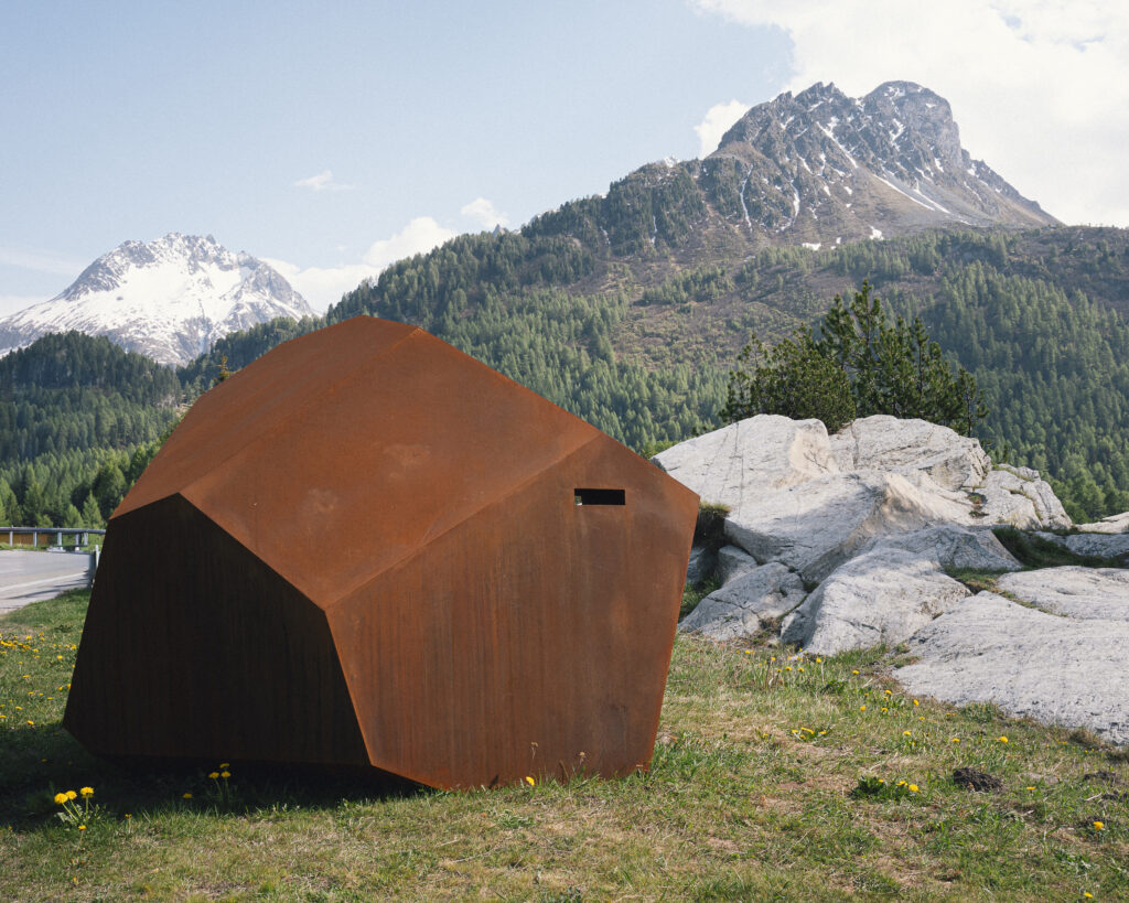 Umberto Cavenago Souvenir di Montagna, 2026 Maloja, Wiese in der Nähe des Kulm Hotels © ecomunicare, Simone Ronzio