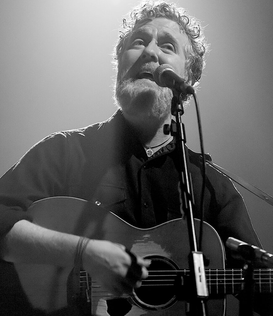 Glen Hansard, 2016 - Foto: Sven-Sebastian Sajak, https://commons.wikimedia.org/wiki/User:Sven0705 - Lizenz: https://creativecommons.org/licenses/by-sa/3.0/deed.en - Dtei: 
https://commons.wikimedia.org/wiki/File:WP2016_GlenHansard_FFM.jpg

