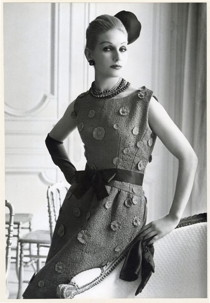 Weibliches Fotomodel in einem Couture-Kleid aus Stickereien von Forster Willi. Foto: Tom Kublin, 1959/60.